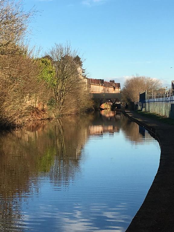 Canal View Homestay Coventry Ngoại thất bức ảnh